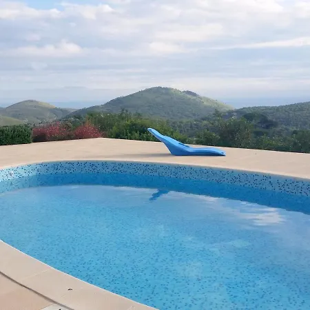 Vila Sleeps 9 Pool Wifi